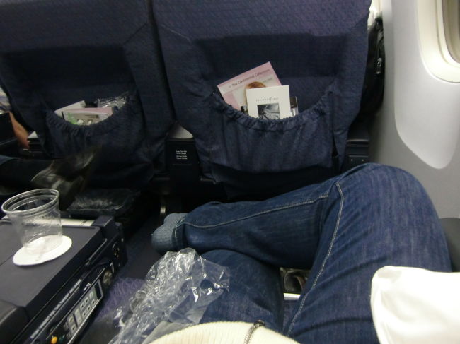 さて、ビジネスファーストです！！<br /><br />"ビジネスクラスの料金でファーストクラスの上質さ"っていうくらいなのだが、シートはNHの旧Club ANA Asiaよりちょっとリクライニングあるぐらいなのと、アメニティセットあるくらいか？