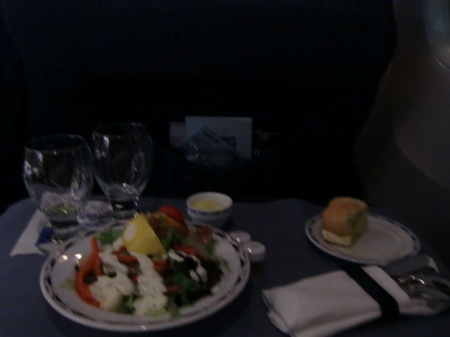 おたのしみの機内食♪<br /><br />ただし、この時点ですでに0時過ぎよー