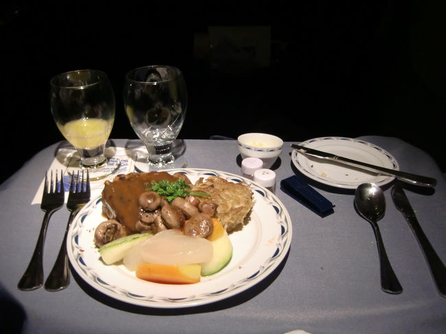 前菜のシーフードマリネおいしかったけど、<br />やっぱりこのステーキのガッツリ度はすごい！！！<br /><br />夜中だけどめちゃくちゃおいしかったです。<br />