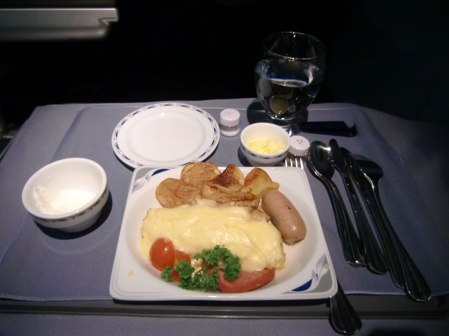 オムレツとソーセージもまぁまぁでした。<br /><br /><br />大したことないと思ったけど、NHの数倍いいです。<br /><br /><br />あとは、スッチーの、英語を母国語としない人間に対する態度をなんとかしてくれれば言うことありません(笑)<br /><br /><br />すこしでも、流暢でない英語を話しちゃうと、彼女らの程度は一変しますからね〜<br /><br /><br /><br /><br />さぁて北米大陸と朝日が見えてこれから着陸です！<br /><br /><br />18年ぶりの北米大陸。