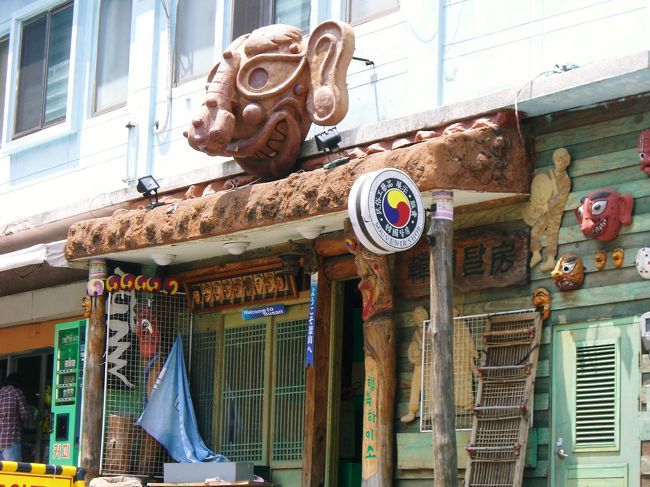 <br />坂を下ったところにはこんな店が