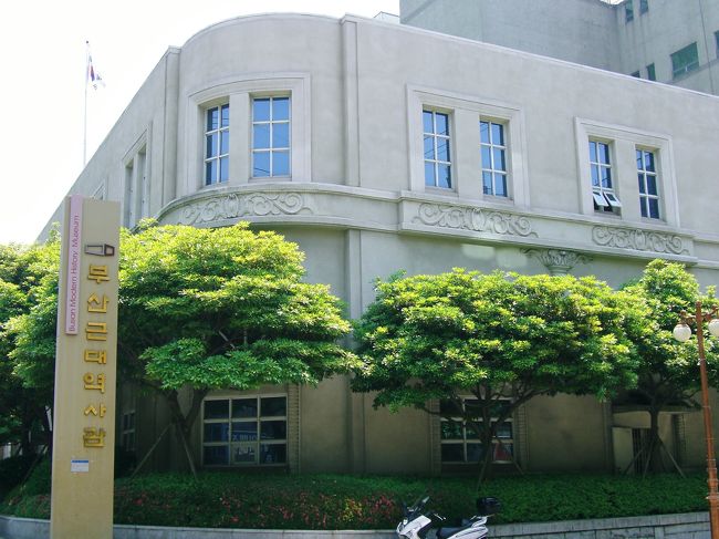 この近辺は歩いたことがないなぁ...<br /><br />すると、小学生が賑やかに通り過ぎる。<br />引率の先生が「見学中は静かに」と諭して<br />いるので何処へ行くんだろう？と最後尾に<br />並んで歩く(笑)<br />