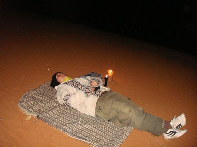 サハラ砂漠で星空を眺めるなみお。<br /><br />本当に最高のひとときだった・・・。