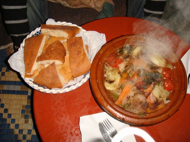 キャメルマンの若いにーちゃんが一生懸命作ってくれたタジン。素朴な味で美味しかった。<br /><br />それに引き換え、A男は一切手伝おうとしなかった・・・。