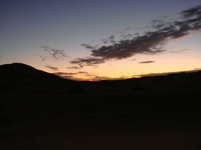 サハラの早朝。まだ夜明け前。