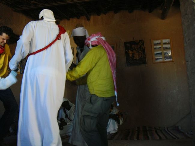 ベルベル人に混ざり、ダンスするなみお。