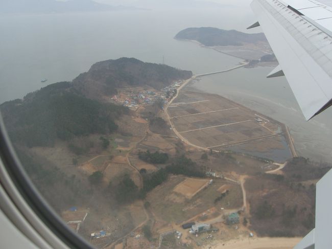 なんじゃかんじゃしてる間に韓国が見えてきました。<br /><br />フライト時間はあっという間ですね？<br />
