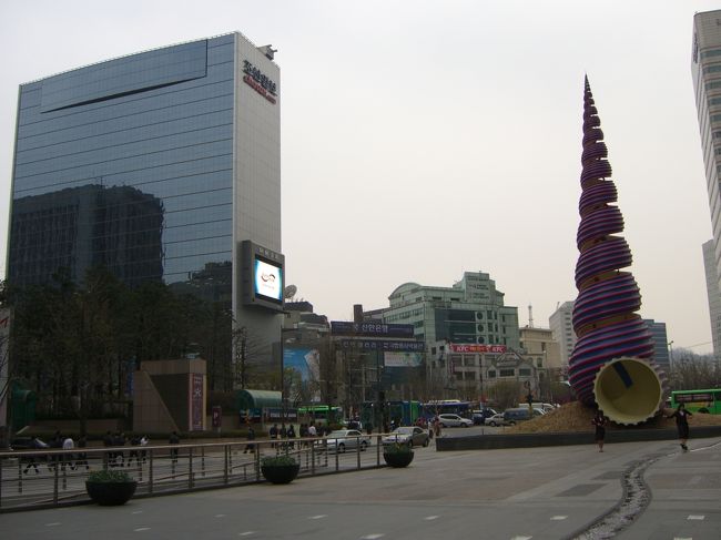 今回、コリアナホテルに宿泊。<br /><br />荷物を下ろして、ホテル周辺をお散歩。<br /><br />「チョンゲチョン」　カラフルな巻貝が印象的！