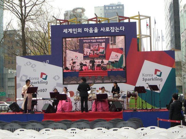 韓国観光公社前で何やらイベント。<br /><br />このあと、偶然デザイナーのアンドレ・キムに会いました。<br />私は何故か？頭に目が釘付け(゜_゜>)　塗ってるのか？　-こんな事言うたらアカン-