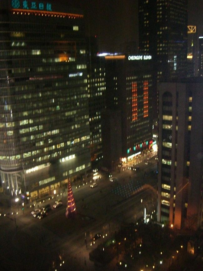 ホテルの部屋から見えるチョンゲチョン<br />