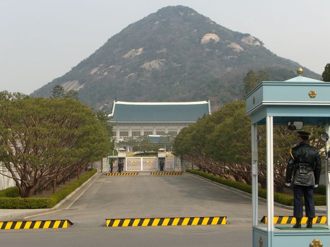 大統領官邸　青瓦台<br /><br />この日は中国からの来賓で物々しい警備体制でした。
