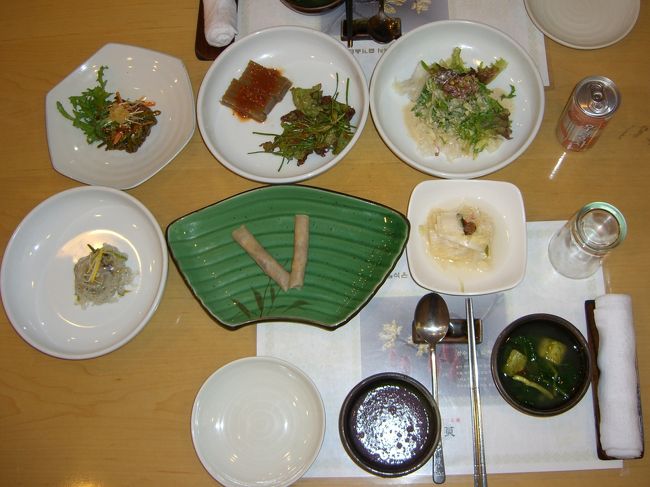 午前中、２時間程景福宮を歩き回り、くたくたになりながらホテルへ戻りました。<br /><br />昼ごはんに予約をいれておいた「韓定食」を頂きました。