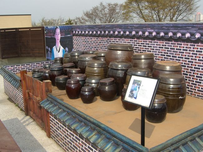 インサドンから新羅免税店へ<br /><br />屋上テラスにチャングムセットがありました。<br />