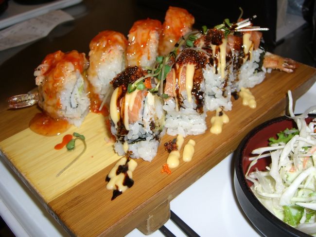 シャトルバスでミョンドンのロッテ百貨店へ<br /><br />ウロウロしたので地下のフードコートで巻き寿司を買いました。<br />うーん、何巻きか良く分かりません。