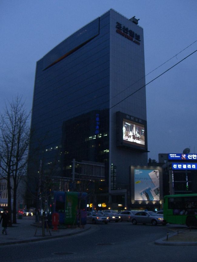 真っ直ぐホテルに帰らずに、市内観光バスに乗ってソウルの夜景を楽しみました。<br /><br />ルートが３・４本あって、アナウンスも日本語版があります。<br />発着は東和免税店前の広場に観光案内所周辺です。<br />