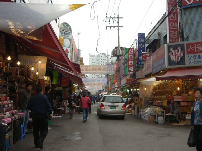 ３日目<br /><br />南大門市場へきました。<br />訳わからずに歩き回っていると、変なビルに迷い込み迷子になってしまいました。あ〜怖！<br />