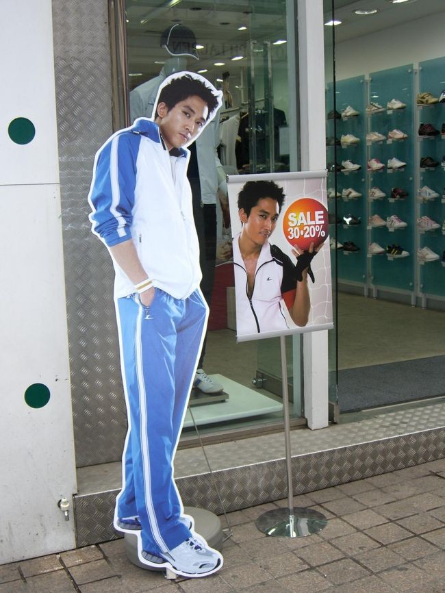 韓流スターの等身大パネルや、ポスターがいっぱいです。<br /><br />