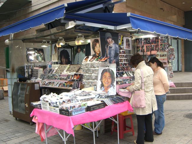 韓流スターのグッズを扱う路面店発見！<br /><br />もう絶対日本人客。気にいったグッズあったのでしょうか？<br />それにしてもグッズ結構いい値段します。<br />
