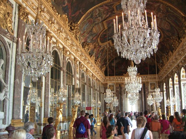 有名な鏡の回廊です。<br />ここは、少しすきましたが、それぞれの部屋はすし詰め状態。すりもいるそうですよ。