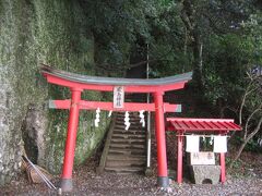 食事前に松崎温泉を散歩。ホテル前の弁天島遊歩道
を散策する。

厳島神社
