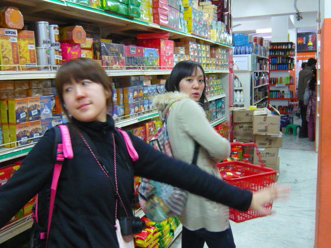 ご飯のあとは、タメル地区からちょっと走ったところにあるスーパーにやってきました。<br /><br />面白いものもあったけどシンガポールとそんなに変わらなかったです。