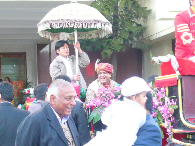 ホテルをでたら、結婚式をしてました。<br /><br />おそらくこれから花嫁を迎えに行くところ。