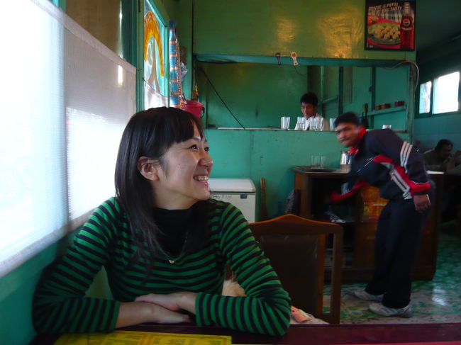 最後にチャが飲みたいと思い、軽食屋にはいりました。<br /><br />ここを選んだ理由は奥でナンを焼いている少年がかわいかったから。