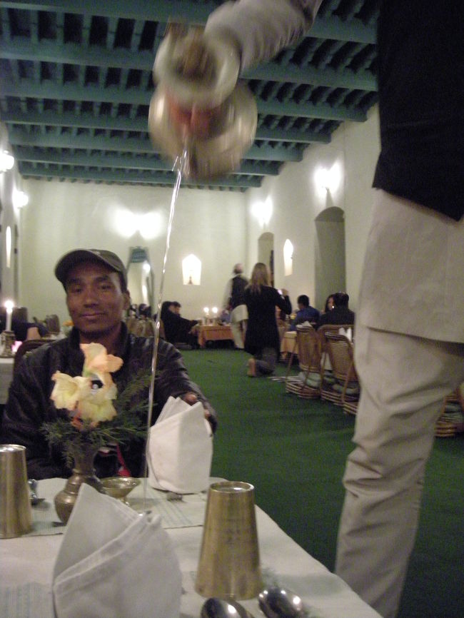 ４日目の夕食はネパールの民俗舞踊をみながら。<br />