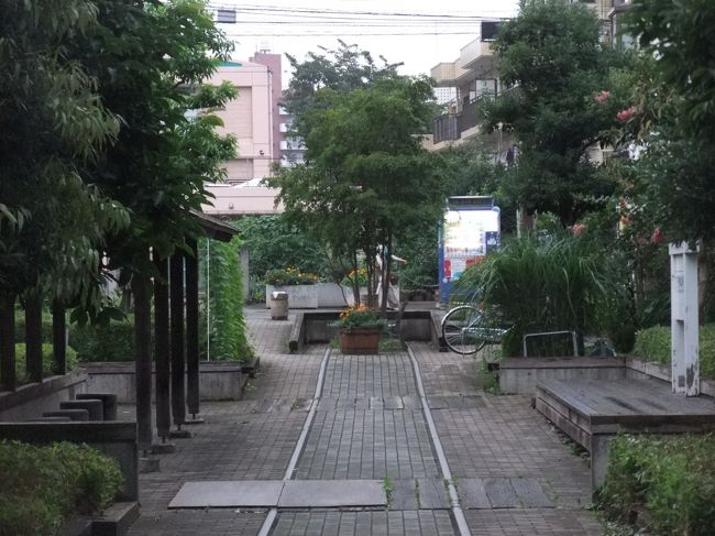 住宅地の一角に線路とホームのようなものがあります