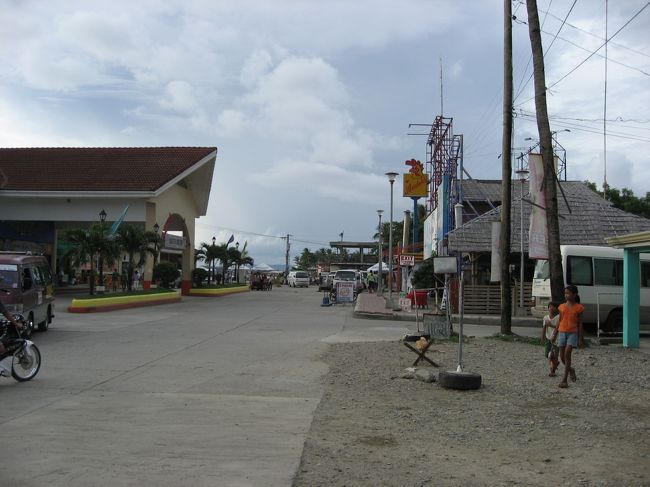 長いドライブを終え、カティクラン港到着。<br />港使用料を払い、ボートでボラカイ島へ向かう。