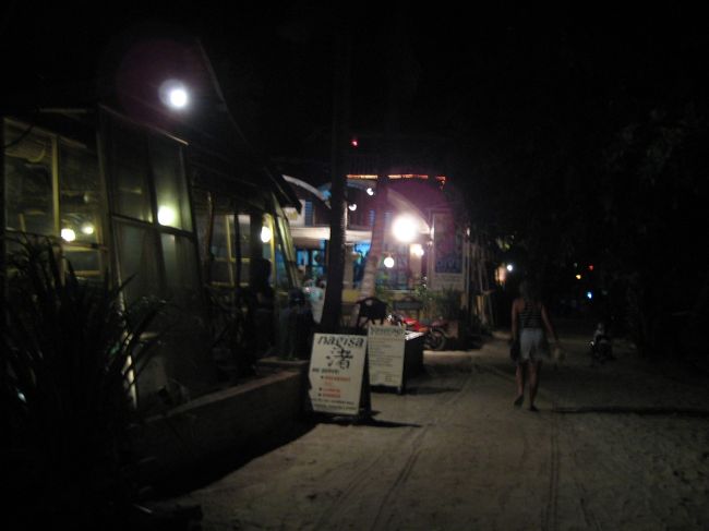 （ホントはもうちょっと明るいうちだったけど）<br />18時ごろ宿到着！<br />SURF SIDEというビーチ沿いの宿で、「渚」というレストランと「やすらぎ」というSPAが併設、さらに今回お世話になるダイビングショップが隣という便利ポジション。ダイバー向けなので贅沢宿ではないけれど、オフシーズンということで部屋を無料でグレードアップしてくれた。