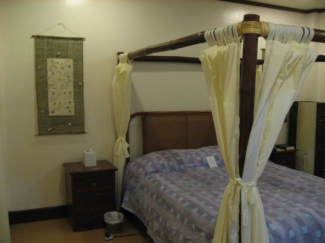 なんと天蓋つきベッド。<br />そしてテレビをつけると、ちびまるこちゃんが流暢な英語でしゃべっている。