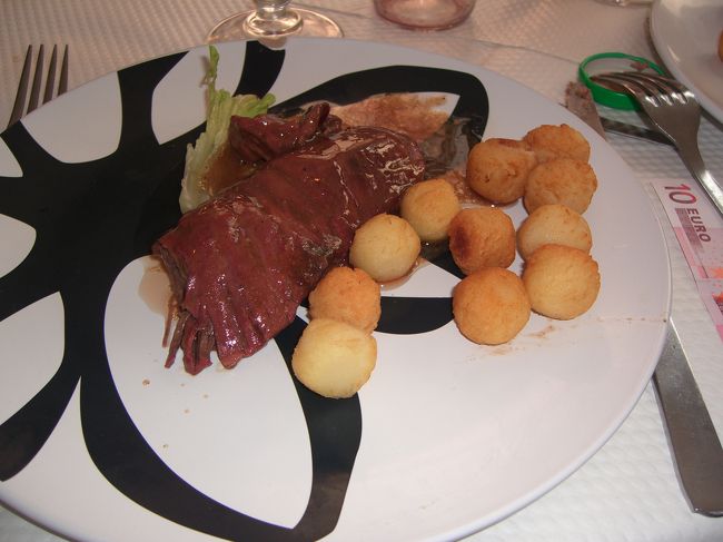 牛肉の赤ワイン煮込みとじゃがいも。<br />おいしかったです。<br /><br />昼食をとったほとんどのカフェは、クーラーなしでした。日本の感覚では、クーラーをかける天気でしたが、エコなのか、フランス人は暑いと感じないのか・・どちらでしょうか。