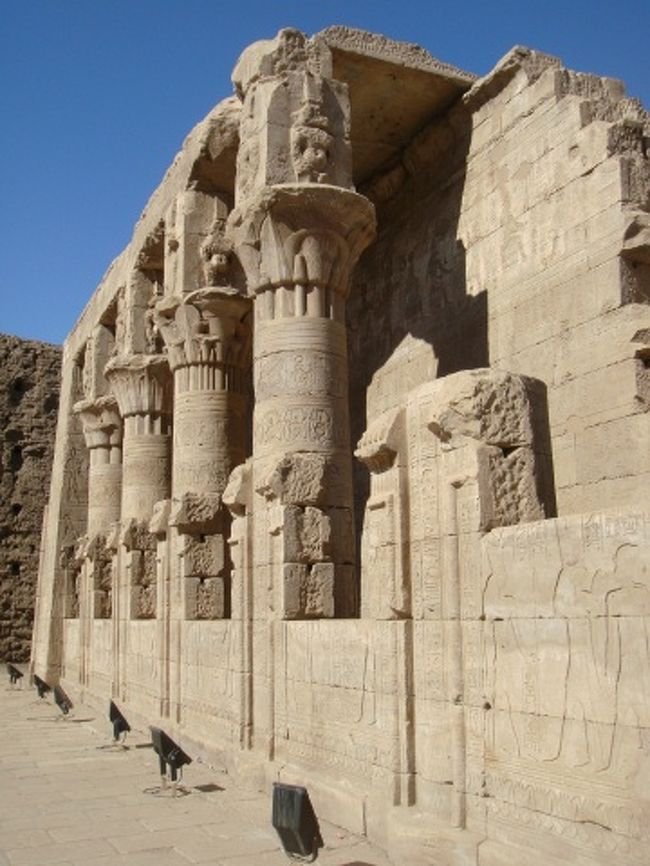 プトレマイオス7世によって建てられた誕生殿。