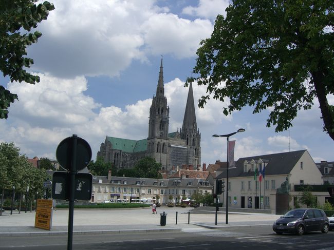 午後は、これも世界遺産のシャルトル大聖堂へ。<br />正面の方は修復工事中でしたが、観光客は少なく、ゆっくりと見ることができました。