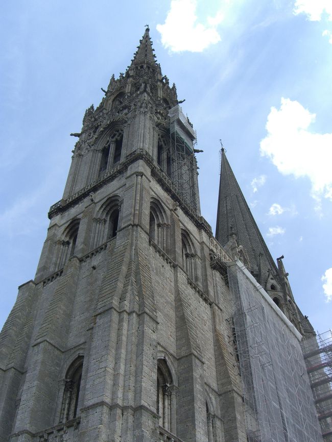 ゴシック様式の北の尖塔。ロマネスク様式の南の尖塔と両方の様式が残っているということで珍しいとの事です。<br /><br />この北の尖塔には、７ユーロかかりますが、登ることができます！<br />これは偶然、なかで見つけたのですが、３００段の狭い階段を登ると、尖塔の彫刻や、街の風景を楽しむことができます。<br />