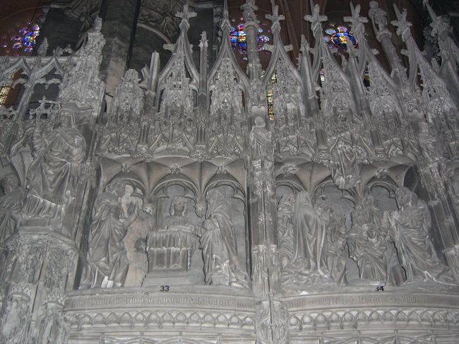 聖堂内部の彫刻と、上部の後ろに小さく写っているのが有名なステンドグラス。