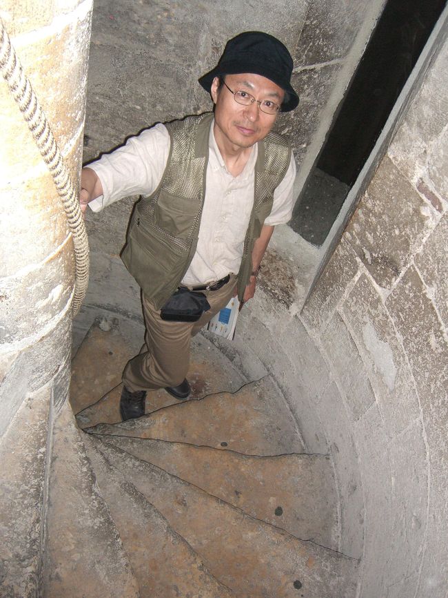 北の尖塔を登る狭い階段。ぐるぐるとひたすら登ることに。<br /><br />登り口には、７ユーロ要るとの看板がありましたが、誰もいなかったので、そのまま入って階段を１周登ると、「ボンジュール！ボンジュール！ボンジュール！」と呼び止める声が・・・（皆さんはきちんと払ってから登りましょう）