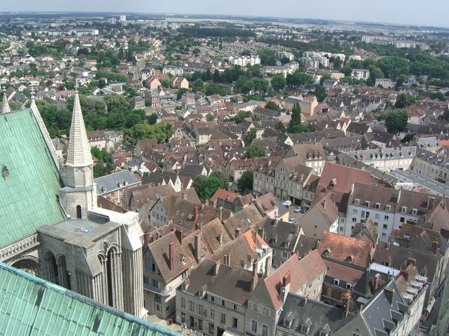 北の尖塔から見たシャルトルの街並み。