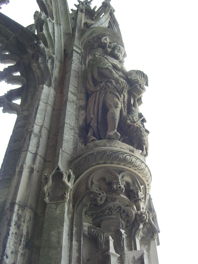 北の尖塔の上部の彫刻です。<br />こんな高いところに、このような精緻な彫刻を施すとは！<br />いったいどうやって造ったのでしょう。<br />
