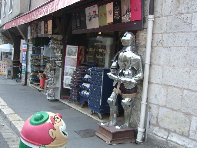 みやげ物屋さんが２軒ほどありましたが、あまり観光客はいなかったような・・。<br /><br />この後、ロワール地方のトゥールへ。