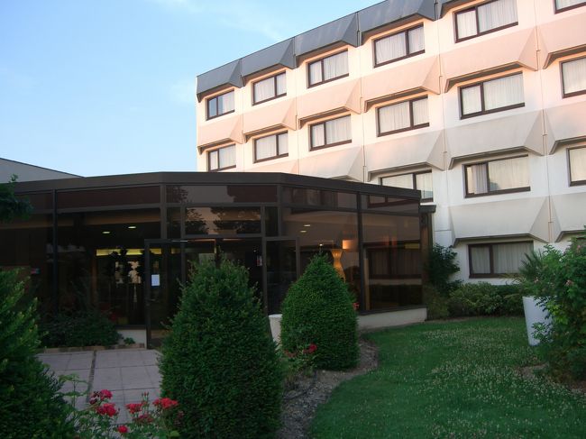 最初のホテル「ノボテル　トゥール　スッド」。<br />こじんまりしたホテルですが、食事（鮭のパイ包み）もおいしく快適でした。<br /><br />近くにスーパーがあり、お土産やワインを買い込むことができます。<br />このホテルのお勧め赤ワインが、「シノン」。グラス一杯５ユーロでしたが、スーパーではボトル４．９ユーロで売っていました。（グレードは？）