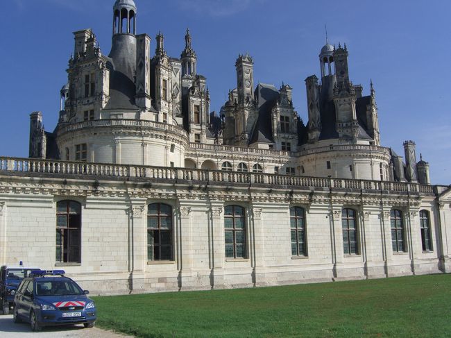 写真は、入り口がある裏側からとったもの。<br /><br />シャンポール城は下車観光ということで、入場はツアーには含まれておらず、別料金とのこと。<br />１時間なので駆け足で入場することに。