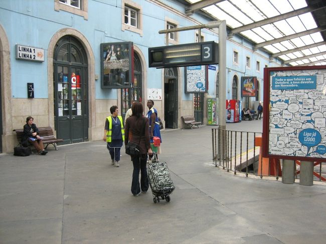 土曜夜発、日曜朝着のコンチネンタルでリスボン到着。空港の出口のタクシーはぼったくりが多いという情報どおり、しっかり多めにお金をお支払いして、ポルトに向かう国鉄（ＣＰ）の出発駅であるサンタアポローニャ駅へ到着しました。<br />