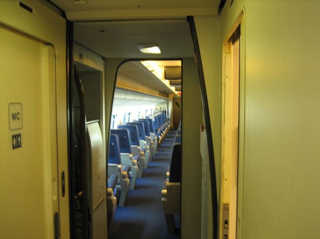 車内の様子です。シートの座り心地は最高です。<br />ポルトまで直行するつもりだったのですが、車内でガイドブックを見ているうちに途中のコインブラによることにしました。