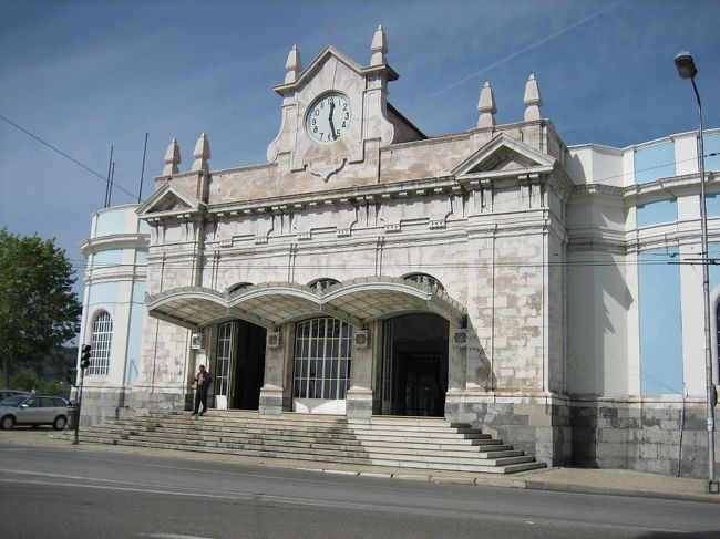 コインブラ駅。かわいらしい駅舎です。<br />駅前のカフェに荷物を預けることが出来るとガイドブックに書いてあったので、恐る恐る聞いてみると、申し訳なくなるほど気持ちのいい笑顔で快諾。（後でお金を払おうとしても受け取ってくれなかったので、せめてもということでエスプレッソとパンを頂きました・・・それでも3ユーロもしないんだけど）<br />