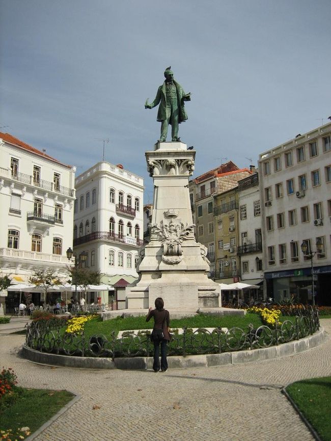 町の中心の広場。<br />銅像のおじさんの頭上に鳩がとまっていて、ちょんまげみたいでした。