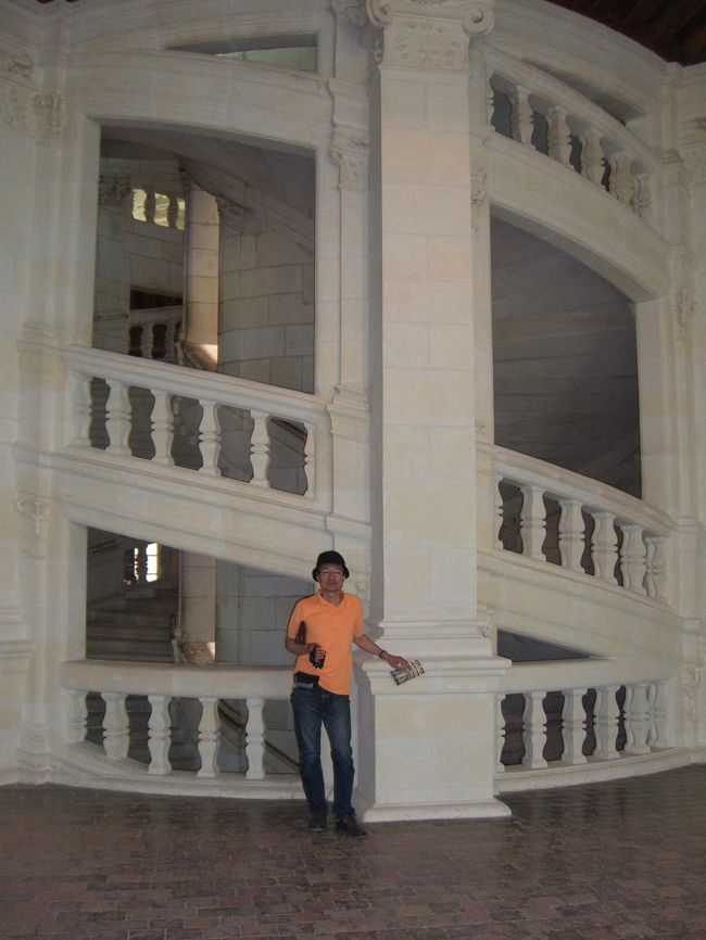 レオナルド・ダ・ヴィンチが設計したといわれる２重らせん階段。<br />お城の中央に登りと下りの２つの階段がぐるぐると回って造られています。