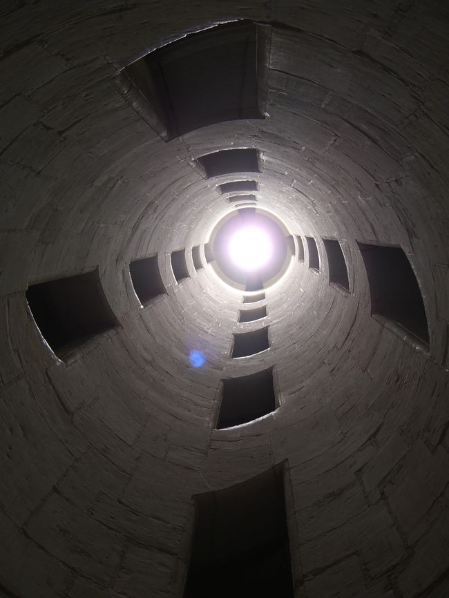 らせん階段の真ん中は、空洞になっていて、丸い煙突状の空間がありました。<br />写真は、その空間の１階から上を見上げたもの。天井は明り取りになっているようです。