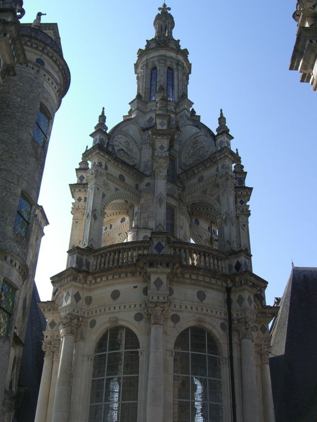 屋上から見た上部の建築物。